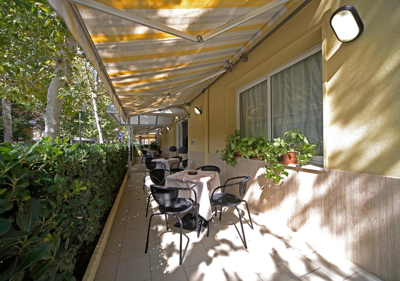 Hotel Lugano Riccione Exterior foto