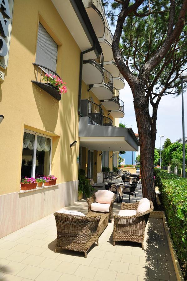 Hotel Lugano Riccione Exterior foto