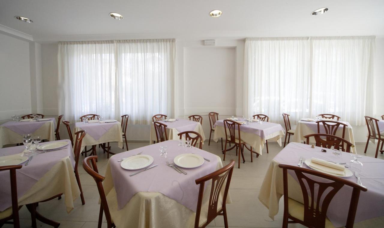 Hotel Lugano Riccione Exterior foto