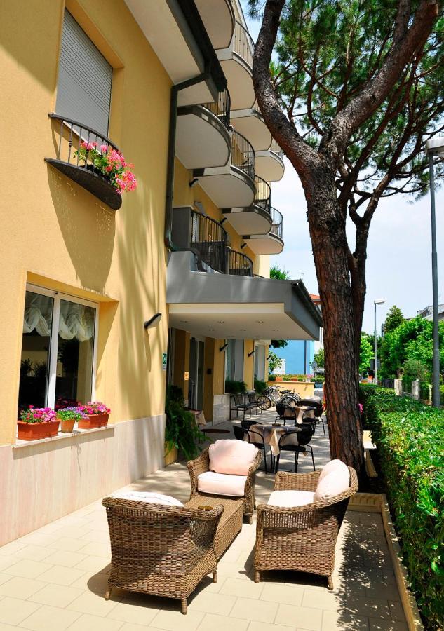Hotel Lugano Riccione Exterior foto